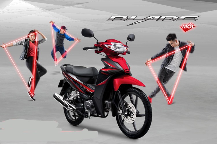 Phiên bản xe mới này vừa chính thức được Honda Việt Nam giới thiệu trong ngày hôm qua 26//12. Theo đó, mẫu xe số phổ thông  Honda Blade 110 mới sẽ được bổ sung thêm màu đen xanh mới cùng tem xe được thiết kế lại thể thao và trẻ trung hơn.