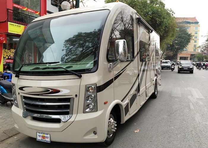  "Nhà di động" tiền tỷ này là sản phẩm của công ty có tên Thor Motor Coach đặt trụ sở tại bang Indiana, Mỹ.  Thor Motor Coach Vegas được phát triển dựa trên khung gầm của Ford E-Series với trọng lượng 5.310 kg, chiều dài tổng thể 8.229 mm, rộng 2.500 mm và cao 3.280 mm.