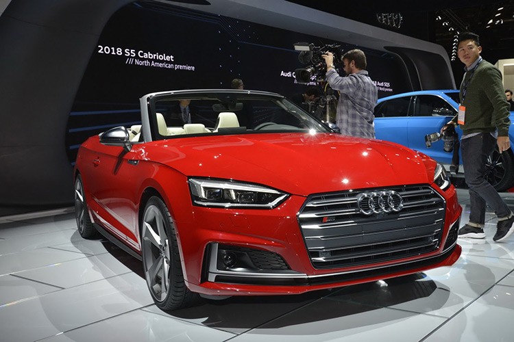 Chiếc  Audi S5 Cabrilolet 2018 hoàn toàn mới đã được hãng xe giới thiệu tại triển lãm xe Bắc Mỹ. Mẫu xe mui trần này chia sẻ khung sườn và thiết kế với các thành viên coupe và sportback trong gia đình, đặc biệt là bản coupe bởi xe có cấu hình 2 cửa 4 chỗ ngồi.