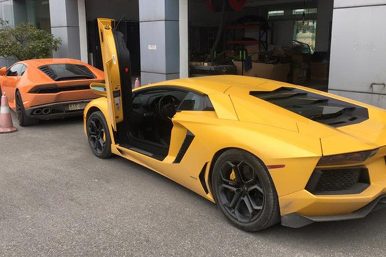 Những hình ảnh về cặp đôi  siêu xe Lamborghini Aventador LP700-4 trị giá 23 tỷ đồng và Huracan LP610-4 màu cam 16 tỷ đồng được vận chuyển trên xe chuyên dụng tại Hà Nội trong vài ngày qua đang nhận được khá nhiều sự quan tâm từ giới mê xe tại Việt Nam.