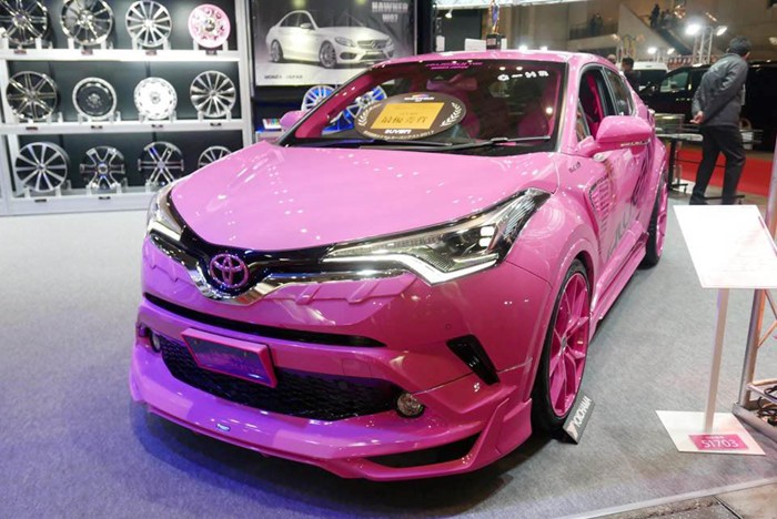 Đem tới triển lãm xe độ hàng đầu thế giới Tokyo Auto Salon 2017 (TAS 2017) vừa diễn ra tại Chiba, Nhật Bản, hãng độ Awesome Japan trình diễn dàn xe toàn màu hồng, đặc biệt là chiếc  Toyota C-HR H độ đầy ấn tượng.