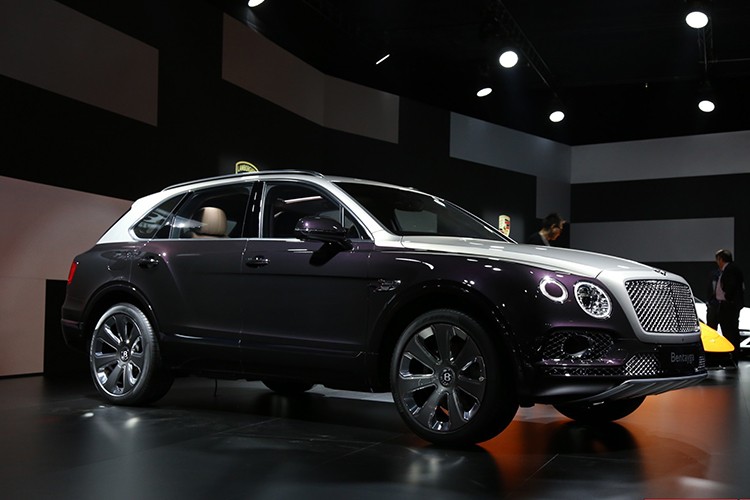 Mẫu siêu SUV hạng sang  Bentley Bentayga Mulliner mới được tạo ra bởi bộ phận sản xuất các chi tiết cá nhân của hãng xe sang Anh quốc - Bentley có tên Mulliner, chiếc SUV hạng sang này kết hợp vẻ bên ngoài đặc biệt và tất nhiên sẽ còn có những thay đổi nội thất một cách hoàn hảo.