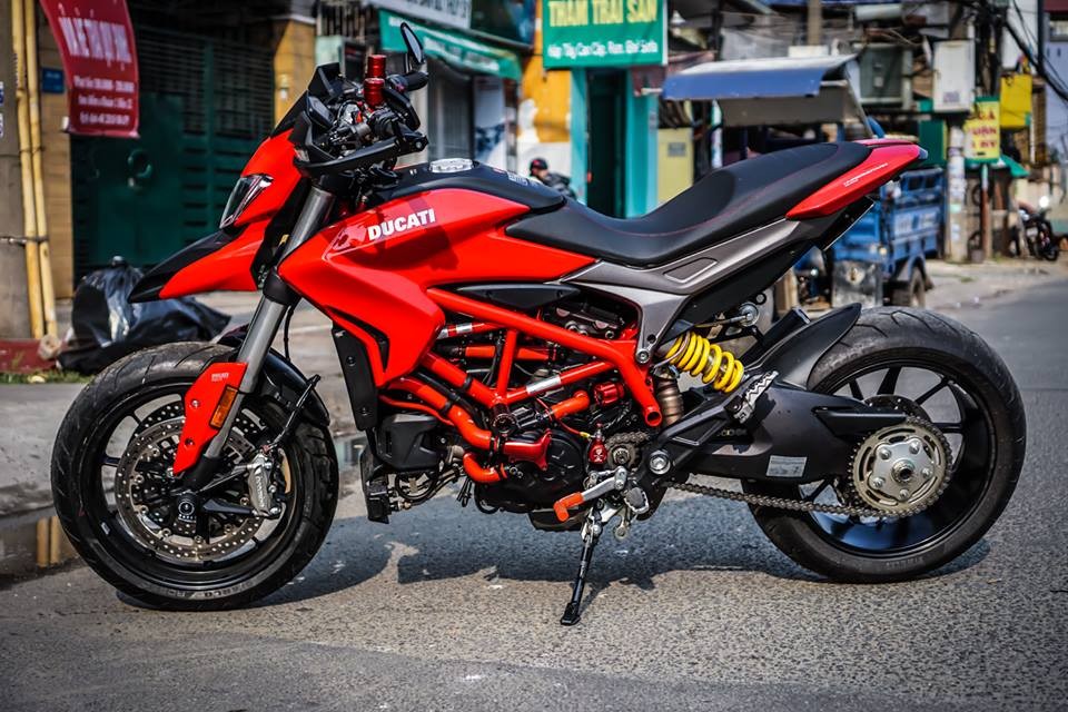 Mạnh mẽ, linh hoạt và thể thao - mẫu xe môtô  Ducati Hypermotard 939 là một sự pha trộn độc đáo giữa sức mạnh của khối động cơ Desmodromic cùng phong cách thiết kế tối giản lấy cảm hứng bắt nguồn từ thế giới của những chiếc supermotard. Mẫu xe này sở hữu khả năng đáp mọi nhu cầu đa đạng của người chơi xe môtô hiện nay.