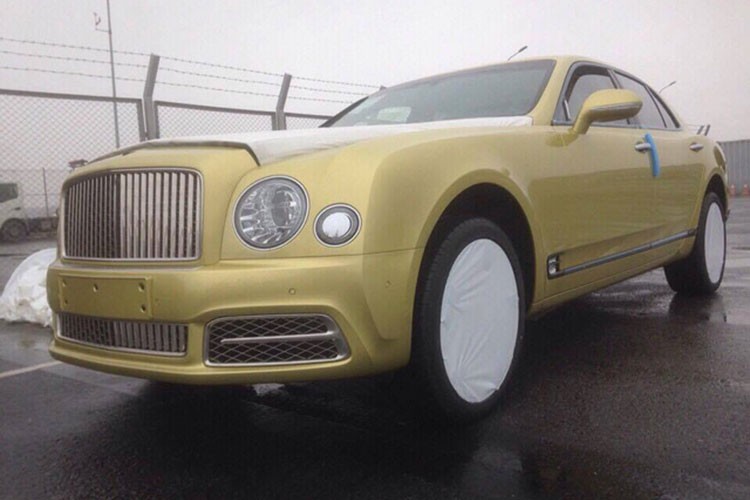 Chiếc siêu xe sang  Bentley Mulsanne 2017 xuất hiện tại cảng Hải Phòng có màu sơn lạ mắt và cá tính, đây là màu sơn ít người lựa chọn vì đa phần khách hàng của dòng xe này đều chọn những gam màu sang trọng như đen hoặc trắng. Phiên bản có mặt tại Việt Nam này là phiên bản tiêu chuẩn.