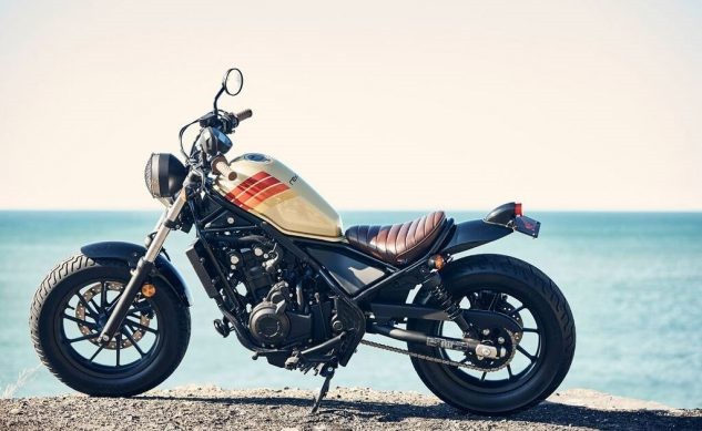  Xe môtô Honda Rebel là một trong những xe côn nổi tiếng của Honda với thời gian tồn tại rất lâu trên thị trường và rất quen thuộc với dân chơi xe ở Việt Nam. Chiếc Rebel 250 đầu tiên ra mắt thế giới vào năm 1985 và cho tới nay, Rebel vẫn là một cái tên điển hình khi nhắc đến phân khúc cruiser bình dân bởi sự phổ dụng và những đường nét thiết kế cổ điển