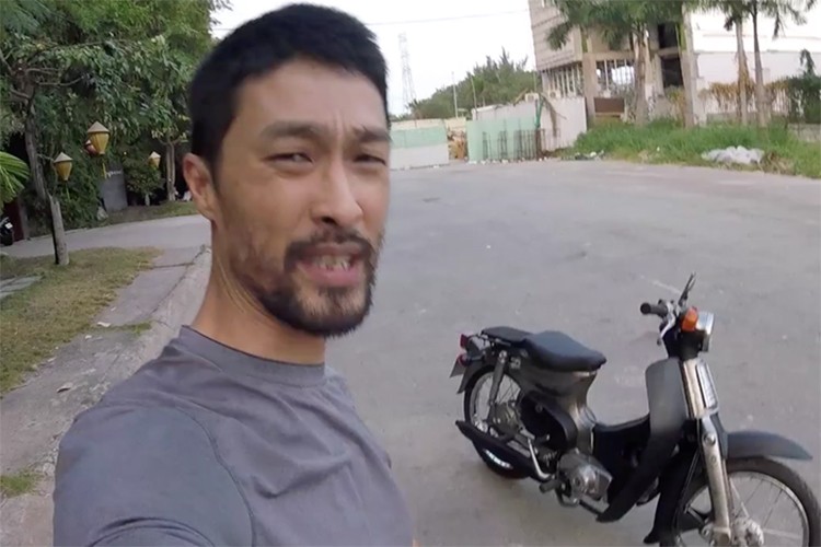 Diễn viên người Mỹ gốc Việt là một trong những tay chơi môtô khá nổi trong giới biker Việt được biết đến sở hữu nhiều nhất những chiếc xe thể thao Ducati. Không chỉ sở hữu xe, Johnny Trí Nguyễn cũng tự độ, sửa xe của mình khá nhiều lần và hay chia sẻ clip kinh nghiệm của mình trên trang Facebook cá nhân.