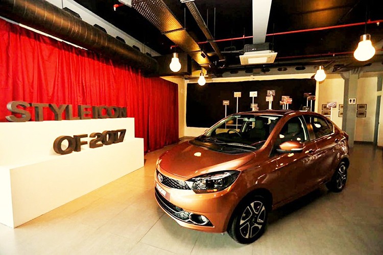 Sau phiên bản Hatchback Tata Tiago giá rẻ từng gây "sốt" vào năm 2016, mới đây hãng xe Tata Motors tại Ấn Độ lại tiếp tục tung ra mẫu sedan cỡ nhỏ thứ ba của mình ra thị trường quê nhà Ấn Độ, đó là  Tata Tigor 2017. Trước đó, Tata đã bán 2 mẫu sedan dài dưới 4 mét tại thị trường Ấn Độ là Zest và Indigo.