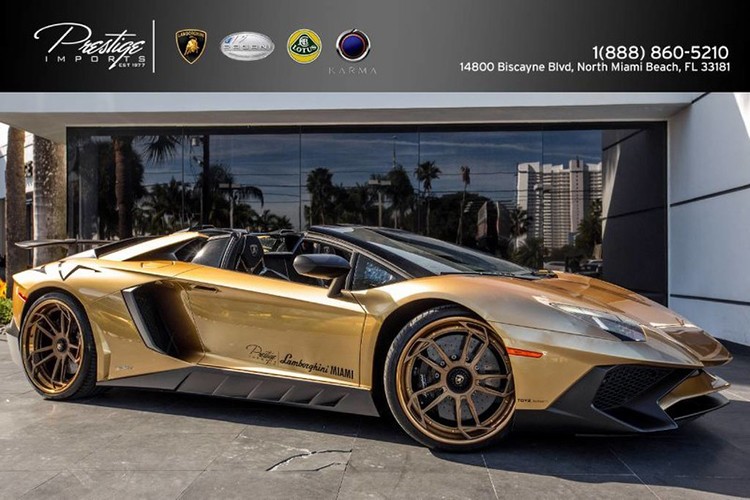 Một đại lý Lamborghini Miami đang rao bán siêu xe Lamborghini Aventador Super Veloce Roadster khoác áo vàng đồng Oro Elios độc đáo. Hiện chưa rõ giá cả của siêu xe Aventador SV mui trần này, nhưng chắn chắn khá cao bởi vì số lượng cỉ khoảng 100 chiếc trên toàn thế giới.