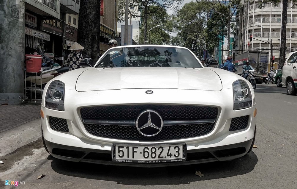 Tháng 5/2016,  siêu xe Mercedes SLS Roadster đầu tiên và duy nhất được nhập về Việt Nam. Theo giới thạo tin, siêu xe này thuộc sở hữu của một đại gia nổi tiếng trong ngành cà phê có sở thích sưu tầm siêu xe màu trắng. Ngoài chiếc SLS mui trần, vị đại gia này còn sở hữu một chiếc SLS Coupe màu bạc đầu tiên tại Việt Nam.