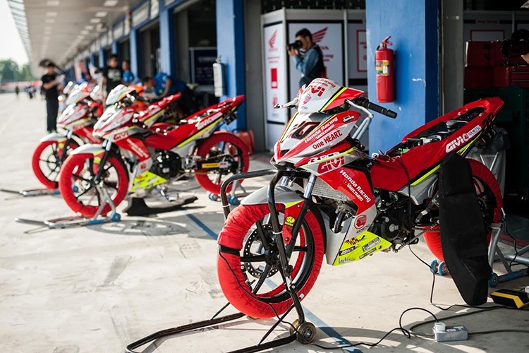 Giải đua Motor Châu Á (ARRC) là một trong những giải đua xe uy tín nhất thế giới hiện nay, chỉ xếp sau MotoGP, quy tụ những tay đua tài năng và chuyên nghiệp tham gia thi đấu ở tất cả các hạng mục từ Underbone 150cc cho đến Supersports 600cc,… Trong mùa giải 2017, Honda Việt Nam sẽ tiếp tục có sự góp mặt của hai  tay đua xe máy Việt trong màu áo đội đua Yuzy Honda Việt Nam Racing Team.