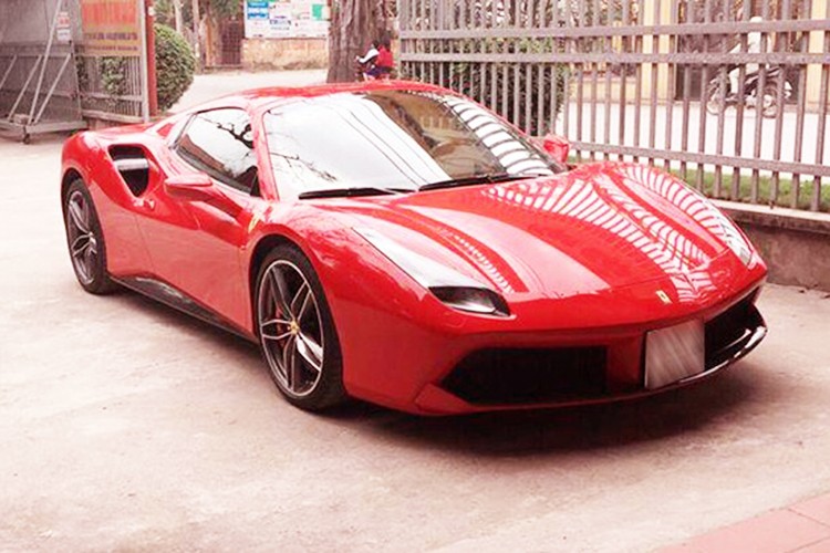 Vào đầu tháng 1/2017, giới chơi xe khá bất ngờ khi thông tin về chiếc  siêu xe Ferrari 488 Spider đầu tiên xuất hiện tại Việt Nam đã cập cảng tại Hải Phòng. Đến nay những hình ảnh về "siêu ngựa" mui trần này xuất hiện ở biệt thự cao cấp Hà Nội với chiếc biển kiểm soát CV đã gây sự chú ý.