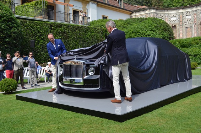 Tại sự kiện Concorso d’Eleganza d’Este, Italy, hãng  xe siêu sang Rolls-Royce đã cho ra mắt chiếc coupe đặc biệt với tên gọi Sweptail. Mẫu xe này sở hữu khung gầm tương tự như người anh em Phantom Coupe, thế nhưng điều đặc biệt là phần ngoại thất và nội thất của chiếc xe này được thiết kế lại hoàn toàn.