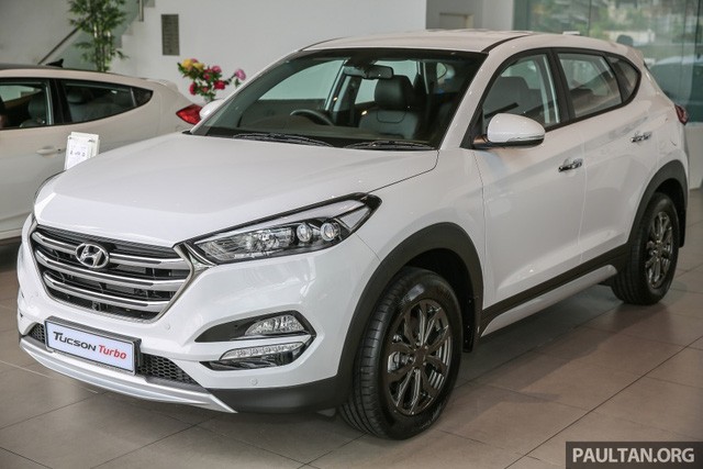 Mẫu  xe Hyundai Tucson 2017 phiên bản trang bị động cơ tăng áp turbo T-GDI mới tại Malaysia sở hữu thiết kế không có nhiều khác biệt so với phiên bản 2016 từ kích thước đến thiết kế, chỉ có một số thay đổi nhỏ bên ngoài như tấm khuếch tán khí cản sau bằng kim loại và cặp ống xả kép nằm liền với cản sau.