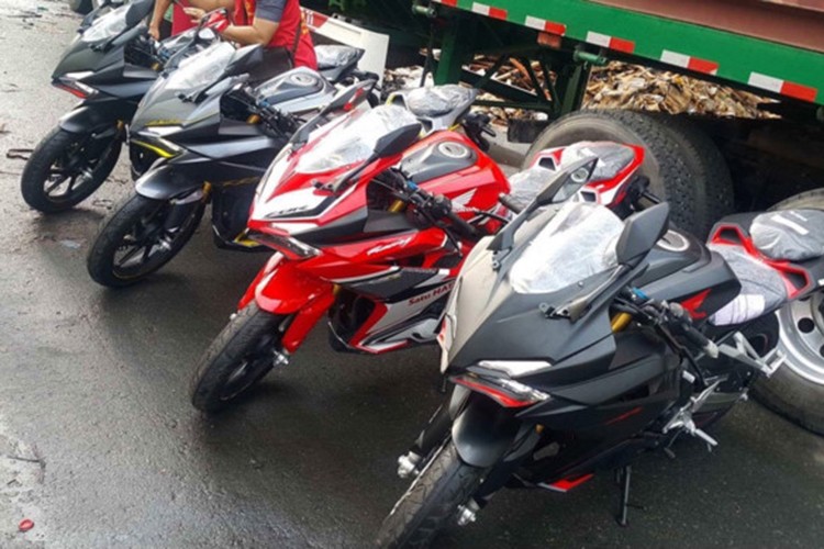 Mẫu xe  môtô Honda CBR250RR 2017 vừa được một đại lý tư nhân ở TP HCM nhập về Việt Nam. CBR250RR thế hệ mới chính thức được ra mắt lần đầu tại Indonesia cách đây gần 1 năm. Đầu tháng 5 vừa qua, dòng xe này cũng chính thức xuất hiện tại Việt Nam trong gian hàng của Honda Việt Nam ở triển lãm môtô, xe máy 2017. 