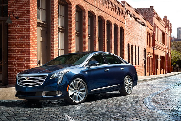 Những thay đổi trong thiết kế của mẫu sedan hạng sang  Cadillac XTS 2018 mới không khác nhiều, nó chỉ chủ yếu tập trung vào đầu, đuôi xe, hệ thống đèn và bộ vành la-zăng. Mục đích của những thay đổi này là giúp XTS 2018 có thiết kế đồng nhất với các mẫu xe Cadillac đời mới khác.