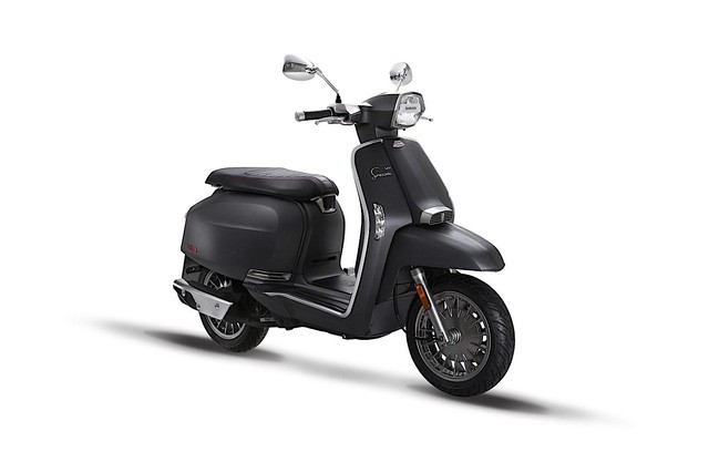 Để kỷ niệm 70 năm thành lập, nhãn hiệu xe máy Lambretta của Ý đã vén màn mẫu scooter hoàn toàn mới mang tên V-Special. Có thể nói, mẫu  xe Lambretta V-Special là mẫu scooter mới đầu tiên ra đời trong thế kỷ 21 của hãng Lambretta đến từ Ý sau một thời gian dài im hơi lặng tiếng.