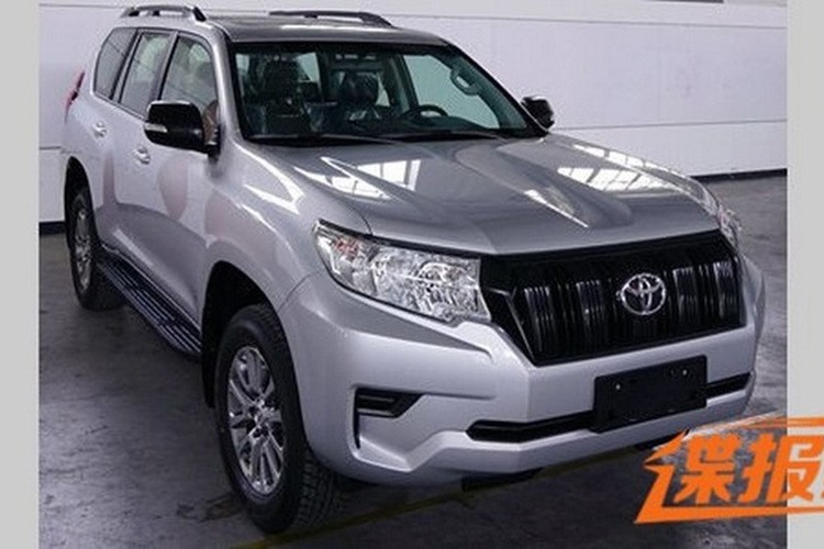 Trong thời gian qua, những hình ảnh chụp studio của  Toyota Land Cruiser Prado 2018 đã liên tục xuất hiện trên mạng. Mãi đến nay, Toyota Land Cruiser Prado 2018 mới lộ diện "bằng xương, bằng thịt" ngoài đời thực.