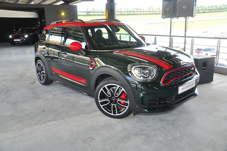 Mẫu xe  MINI John Cooper Works Clubman vừa chính thức có mặt tại thị trường Malaysia. Trên cơ sở bản tiêu chuẩn, phiên bản hiệu năng cao MINI John Cooper Works Clubman (JCW) nhấn mạnh đến phong cách thể thao, tinh thần xe đua tốc độ, cả về kiểu cách cũng như tính năng vận hành.