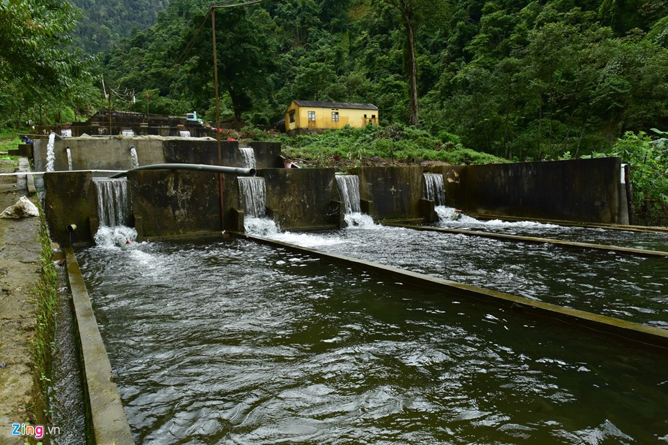 Trang trại  cá hồi Khau Phạ nằm trên đèo Khau Phạ, ở độ cao hơn 1.000 m so với mực nước biển. Đây là nơi có nhiệt độ lạnh nhất và cũng là nơi duy nhất nuôi cá hồi ở tỉnh Yên Bái.