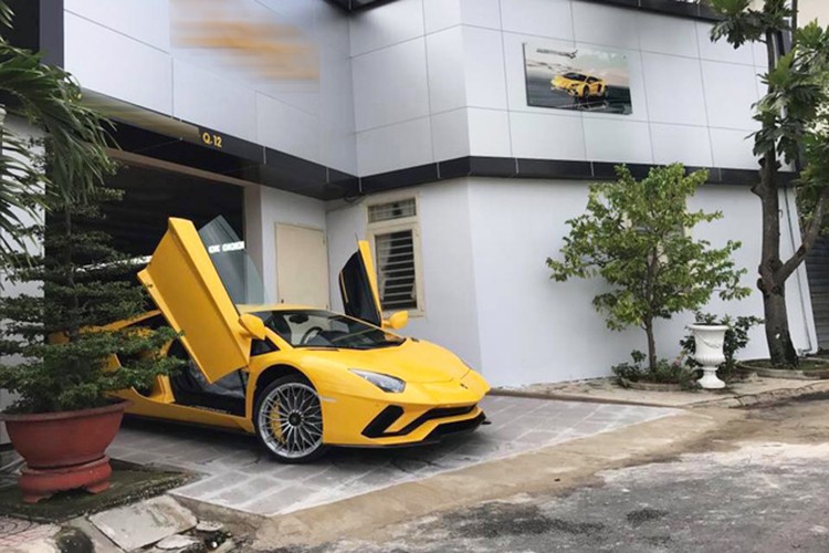 Chiếc  siêu xe Lamborghini Aventador S độc nhất Việt Nam đã bị bắt gặp trong một nhà chứa xe nằm tại khu vực quận 12, TP HCM. Tại đây, nó đã gây sự ngạc nhiên lớn cho giới mê xe tại Việt Nam. Hiện chưa rõ, "siêu bò" có định cư tại khu vực này hay chủ nhân chỉ để xe nhờ.