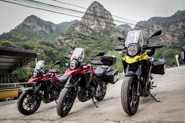 Xe  môtô Suzuki V-Strom 250 là mẫu adventure cỡ nhỏ hoàn toàn mới được giới thiệu đến công chúng trong khuôn khổ triển lãm môtô quốc tế Milan vào năm 2016. Với việc chính thức bán ra thị trường (Anh là nơi đầu tiên), Suzuki sẽ có bộ đôi môtô cỡ nhỏ dành cho những người mới chơi gồm chiếc sport GSX250R và chiếc adventure V-Strom 250.