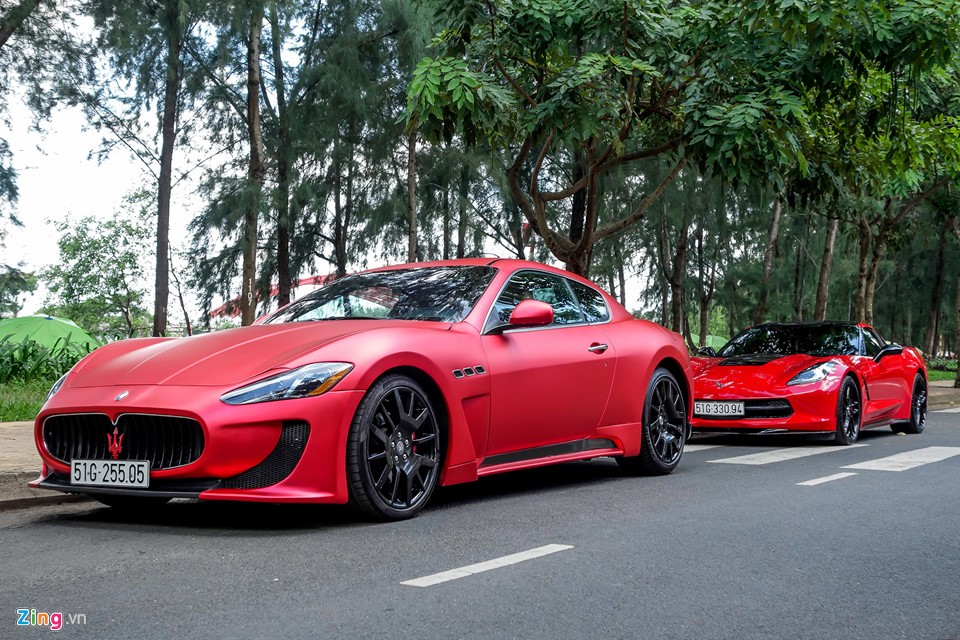 Maserati Granturismo là mẫu coupe bốn chỗ ngồi nổi tiếng của hãng siêu xe Italy. Chiếc xe này được chủ xe độ lại phong cách MC Stradale, với hốc gió lớn ở cản trước. Đỗ ngay phía sau là chiếc  xe thể thao Chevrolet Corvette.