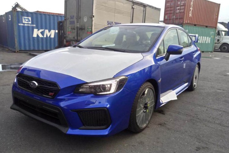 Chiếc sedan hiệu năng cao  Subaru WRX STi 2018 vừa cập cảng Việt Nam với ngoại thất màu xanh dương, bộ kẹp phanh màu vàng đầy ấn tượng. WRX STi là phiên bản hiệu năng cao của dòng xe Subaru Impreza - chiếc xe thuộc phân khúc hạng C với cả kiểu sedan và hatchback.