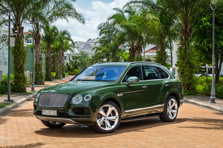 Chiếc  siêu SUV Bentley Bentayga vừa được giao tới khách hàng Việt Nam có nước sơn xanh lá cây (British Racing Green 4) độc nhất vô nhị. Đây được coi là bản cá nhân hóa đầu tiên trên SUV siêu sang tại Việt Nam. Theo Bentley Hà Nội cũng khẳng định, màu sơn này được đặt hàng riêng và duy nhất tại thị trường Việt Nam tính đến thời điểm này.