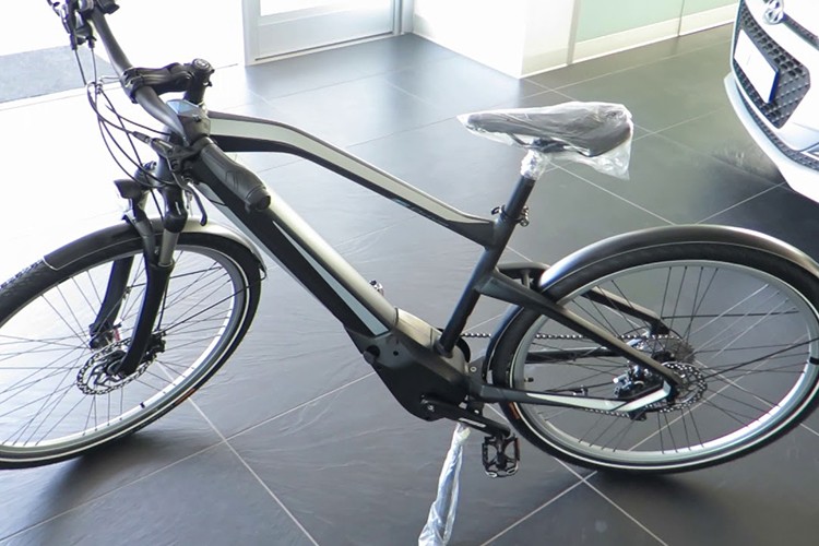 Hãng xe BMW vừa cho ra mắt một chiếc xe đạp lai điện mang tên Active Hybrid e-bike. Chiếc  xe đạp điện BMW mới có thiết kế đơn giản, với cơ cấu truyền lực kết hợp từ một động cơ điện và bàn đạp như truyền thống.