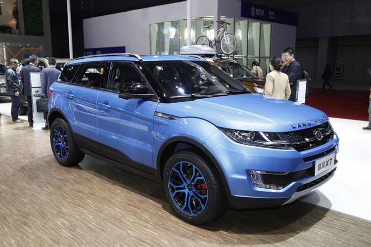 Mẫu SUV hạng sang  Range Rover Evoque nhái gây nhiều tranh cãi tại Trung Quốc là Landwind X7 đã chính thức công bố phiên bản nâng cấp đầu tiên kể từ khi được ra mắt. Từ năm 2015, mẫu xe ôtô Landwind X7 đã bị hãng xe sang Land Rover tố cáo nhái kiểu dáng của mẫu Evoque. Tuy nhiên đến nay cuộc chiến pháp lý vẫn chưa được ngã ngũ.