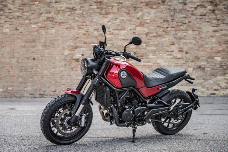 Theo một số nguồn tin, mẫu xe môtô Scrambler của Benelli được gọi là Leoncino, hay "Lion cub", một cái tên gợi lại những mẫu Benelli 50cc những năm 1950. Sau khi ra mắt và bán ra tại thị trường Malaysia vào tháng 10/2017 vừa qua,  môtô Benelli Leoncino 500 đã được nhập khẩu về Việt Nam với 2 màu đỏ Leoncino Red và đen Vulcan Black.  