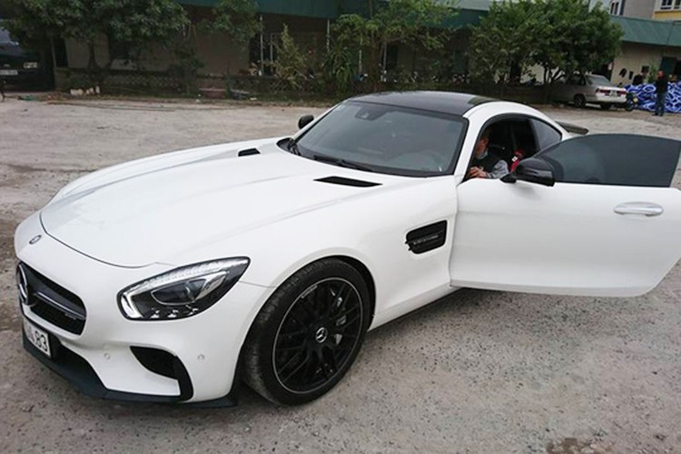  Siêu xe Mercedes-AMG GTS Edition 1 mới cập bến Thủ Đô sở hữu ngoại thất màu trắng không giống với 2 chiếc được đưa về trước đó. Tại Việt Nam hiện nay, Mercedes-AMG GTS chỉ có khoảng 5 chiếc. Trong số đó có tới 3 chiếc thuộc phiên bản Edtion 1 và 2 chiếc thuộc bản tiêu chuẩn.