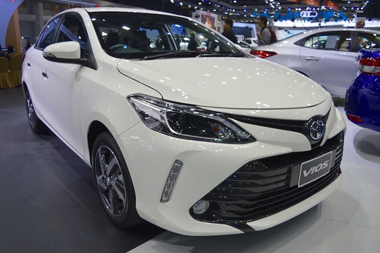 Tại Thai Motor Expo 2017, hãng xe ôtô Toyota đã ra mắt Vios 2017 mới với 4 phiên bản J, E, G và S. Cụ thể mẫu  xe Toyota Vios 2017 sẽ được cung cấp 6 tùy chọn màu sắc ngoại thất cho khách hàng bao gồm: đỏ Red Mica Metallic, nâu Quartz Brown Metallic, trắng Super White, bạc Silver Metallic, xám Gray Metallic và đen Attitude Black Mica.