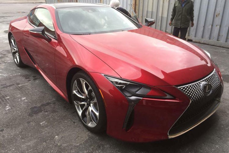 Đúng hai tháng sau khi được ra mắt tại VMS 2017, mẫu  xe sang Lexus LC500 thể thao hoàn toàn mới đầu tiên đã có mặt tại Việt Nam. Xe vừa được mở công tại Đà Nẵng với ngoại thất màu đỏ bắt mắt và được một doanh nghiệp nhập khẩu tư nhân đưa về thay vì theo diện chính hãng.