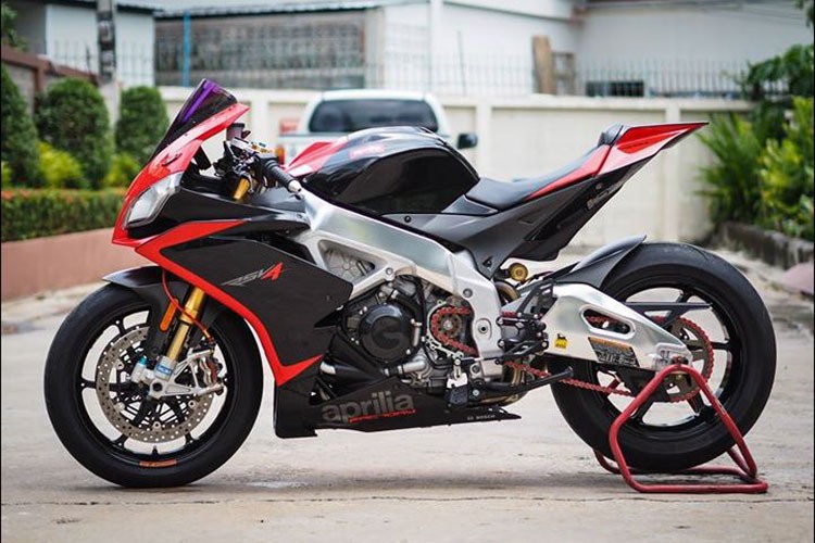 Ra mắt lần đầu ở Việt Nam tại VMCS hồi tháng 4/2016,  siêu môtô Aprilia RSV4 là một trong những phiên bản nâng cấp của dòng superbike RSV4 đình đámcó mặt từ năm 2009. Nó được xem đối thủ cùng phân khúc của Ducati 1199/1299, Yamaha R1 hay Honda CBR1000RR...