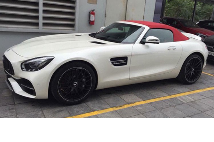 Sau hơn 1 năm sau chính thức ra mắt thị trường Thế giới, cuối cùng mẫu  siêu xe Mercedes-AMG GT cũng đã chính thức được đưa về Việt Nam. Theo tiết lộ, chiếc đầu tiên này được Mercedes-Benz Việt Nam nhập về theo đơn hàng của một đại gia Hà Nội và có giá 10,4 tỷ đồng.