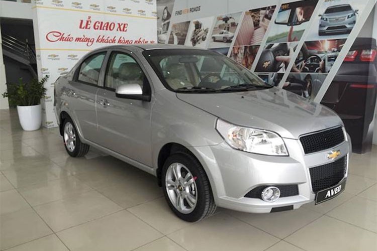 Mang tên gọi Chevrolet Aveo nhưng trên thực tế, "gốc" của mẫu xe này chính là chiếc Daewoo Gentra, đã có mặt trên thị trường từ khá lâu. Thế hệ  xe ôtô sedan hạng B Aveo hiện đang được bán ở Việt Nam đã có mặt trên Thế giới từ năm 2002 và có phiên bản hoàn toàn mới từ năm 2011. Trong tháng 11/2017 vừa qua, mẫu xe này chỉ bán được 47 chiếc.