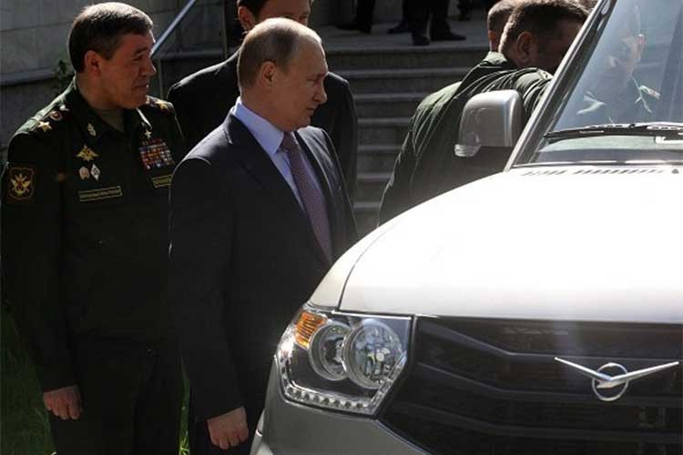 Trong chuyến thăm Syria vừa qua của Tổng thống Nga Putin không có siêu sang bọc thép Mercedes-Maybach S600 Pullman đưa đón mà thay vào đó là chiếc  xe SUV UAZ Patriot phiên bản dùng cho quân đội Nga.