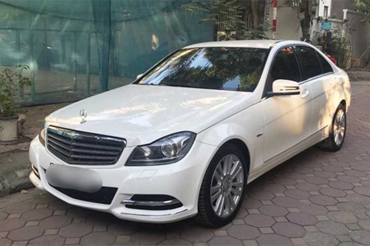 Trên thị trường xe cũ Việt Nam hiện nay, mẫu  xe sang Mercedes-Benz C250 sản xuất 2011 thường được chủ nhân rao bán với giá trên 700 triệu đồng tùy thuộc vào số km đã đi cũng như tùy chọn trang bị thêm trên xe.