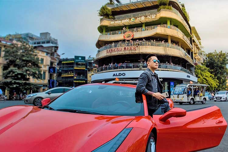 Mấy ngày gần đây, nam ca sĩ Tuấn Hưng đã đem  siêu xe Ferrari 488 GTB mới nhất trong bộ sưu tập xe của mình đi “spa” để đón giáng sinh và năm mới. Cũng nhân dịp này, nam ca sĩ đã chia sẻ đôi điều về niềm đam mê siêu xe của mình trên mạng xã hội.