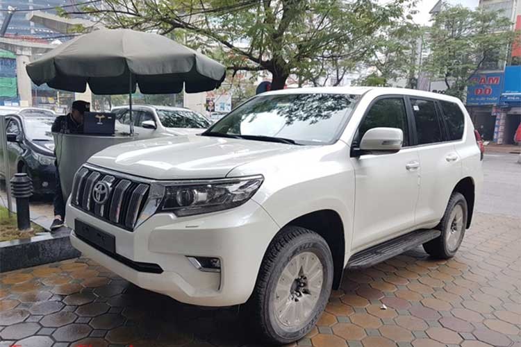 Một showroom tư nhân tại Hà Nội đang rao bán lại 2 chiếc  xe Toyota Land Cruiser Prado 2017 mới 100% với giá bằng với chính hãng xe Nhật Bản đang niêm yết và bán ra tại Việt Nam dịp vào cuối năm 2017 vừa qua. Theo một số nguồn tin thì đại lý này đã "ém hàng" để dành cho các khách hàng của mình dịp cuối năm Tết âm lịch.