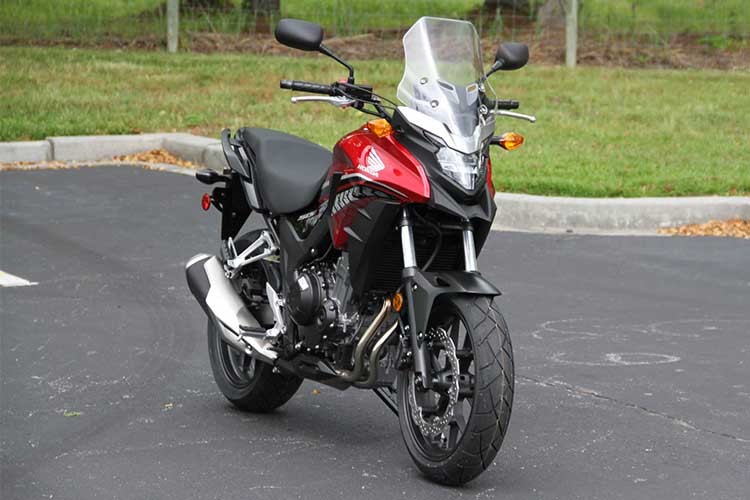 Mẫu xe  môtô Honda CB500X 2018 có thể xem như "đàn em" của dòng 400X 2016 từng được xuất hiện làn đầu tiên tại triển lãm Tokyo Motor Show 2015 ở Nhật Bản. Nó cùng chung thiết kế nhưng sở hữu khối động cơ lớn hơn 471 phân khối vừa chính thức ra mắt thị trường Malaysia với phiên bản cập nhật màu mới.