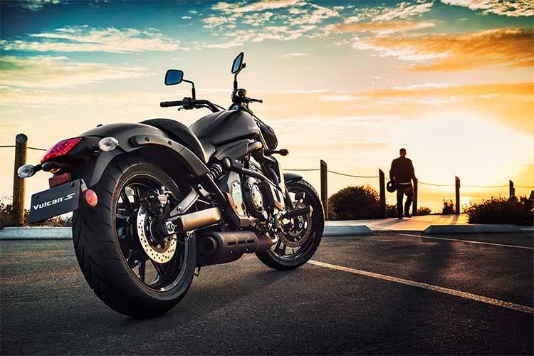 Cụ thể, mẫu  xe Kawasaki Vulcan S 2018 được lắp ráp tại nhà máy Chakan của Kawasaki gần Pune. Theo hãng xe máy Kawasaki, Vulcan S mới sẽ đem lại ấn tượng mạnh với những người đam mê môtô phân khối lớn nhưng lại yêu thích sự xê dịch trên những dòng xe hoài cổ lãng tử.