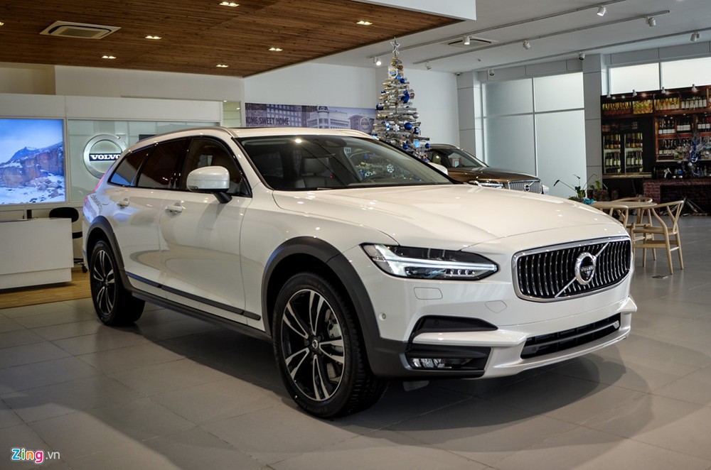 Mẫu  xe sang Volvo V90 ra mắt thế giới lần đầu vào năm 2016. Về cơ bản, Cross Country bản mới là một biến thể nâng cấp từ mẫu xe V90 với sự khác biệt tập trung khả năng vượt địa hình. Xe nhập chính hãng về Việt Nam. Giá bán chưa được công bố.