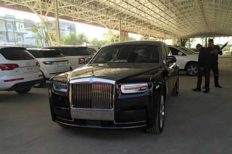 Chỉ sau 5 tháng ra mắt các khách hàng trên toàn thế giới, thế hệ thứ 8 của dòng xe siêu sang  Rolls-Royce Phantom 2018 đã xuất hiện tại Campuchia. Hiện giá rước chiếc Phantom mới này về Campuchia không được tiết lộ.