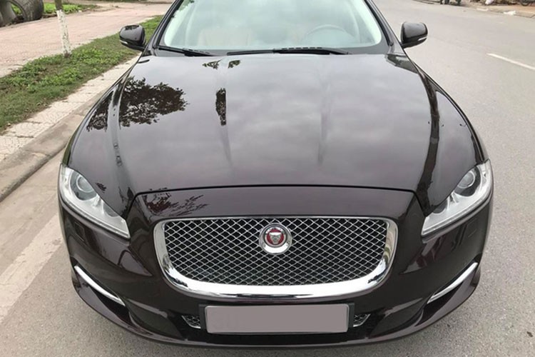 Tại thị trường Việt Nam, mẫu  xe sang Jaguar XJ nằm cùng phân khúc với những mẫu sedan hạng sang khác như Mercedes-Benz S-Class, BMW 7-Series, Audi A8 hay Lexus LS. Ngoài phiên bản trục cơ sở tiêu chuẩn, xe còn được bán thêm phiên bản trục cơ sở kéo dài với tên gọi XJL.