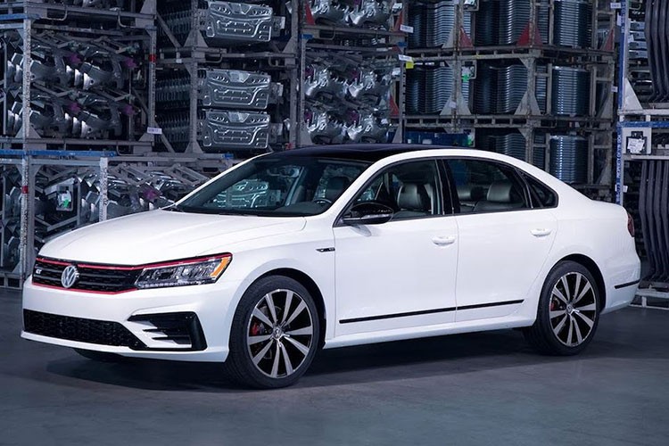 Tại triển lãm Detroit 2018 sắp tới, mẫu  xe Volkswagen Passat GT - thành viên thể thao nhất dòng sedan hạng D Passat sẽ được chính thức ra mắt. Dựa trên cơ sở phiên bản R-Line trước đây, Passat GT được tạo ra với số lượng giới hạn bởi chi nhánh Volkswagen Bắc Mỹ, dựa trên phản hồi của các đại lý và khách hàng tại đây.