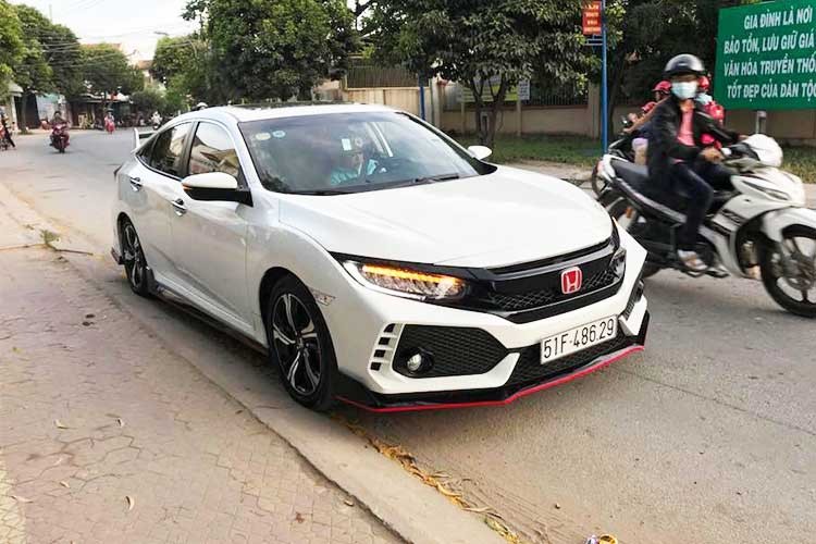 Mẫu xe Honda Civic Turbo đang xuất hiện ngày càng nhiều tại thị trường Việt Nam, đa số chủ nhân là những khách hàng trẻ vốn ưa thích kiểu dáng ấn tượng của mẫu xe này. Tuy nhiên phiên bản tại Việt Nam chưa phải là bản thể thao nhất, đó chính là lý do mà nhiều chủ xe nâng cấp ngoại hình lên bản  Honda Civic Type R tiền tỷ.