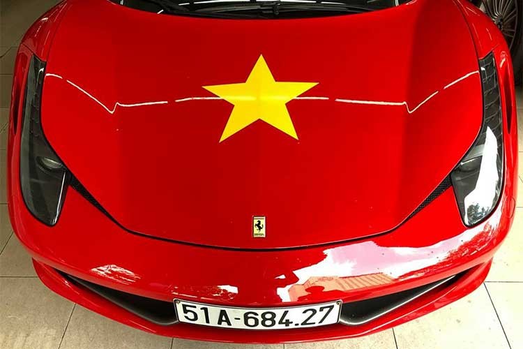 Chủ nhân chiếc  siêu xe Ferrari 458 Italia màu đỏ tại TP HCM đã dán thêm ngôi sao vàng 5 cánh lên nắp capo trên nền sơn đỏ rực khiến chiếc siêu xe giống với Quốc kỳ Việt Nam. Hình ảnh lan truyền trên mạng ngay trước trận bán kết U23 châu Á giữa đội tuyển Việt Nam và Qatar.