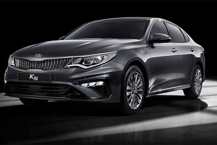  Kia Optima facelift 2019 vừa chính thức giới thiệu tại Hàn Quốc. Có thể thấy rõ những thay đổi ở đầu xe, đặc biệt là lưới tản nhiệt và cụm đèn.